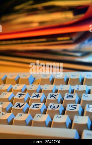 Détail d'un clavier d'ordinateur avec l'écriture de fausses nouvelles avec un marqueur Banque D'Images