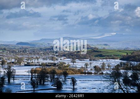 Carmarthen, pays de Galles, 21 janvier 2021 l'eau déluge remplit le paysage de la vallée de Towy dans le Carmarthenshire, au sud du pays de Galles, après la forte pluie de Storm Christoph a causé l'éclatement de la rivière Towy, c'est des rives. Banque D'Images