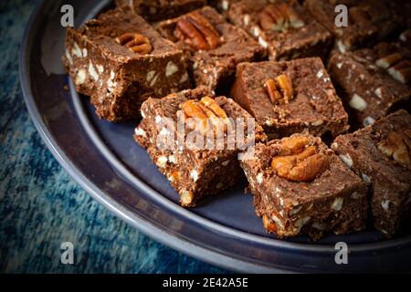 Des brownies au chocolat au céto maison sains avec beaucoup de pacanes. Banque D'Images