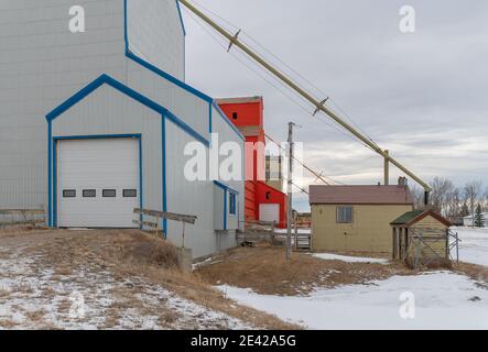 Silos à grains abandonnés à Mossleigh, Alberta, Canada Banque D'Images