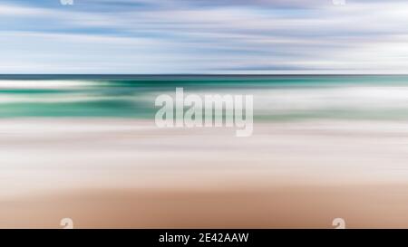 Un résumé de paysage marin avec mouvement panoramique combiné à une longue exposition. L'image affiche des couleurs pastel douces dans un style rétro. Banque D'Images