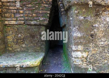 Entrée du labyrinthe dans la ruine maya de Yaxchilan, Chiapas, Mexique. Banque D'Images