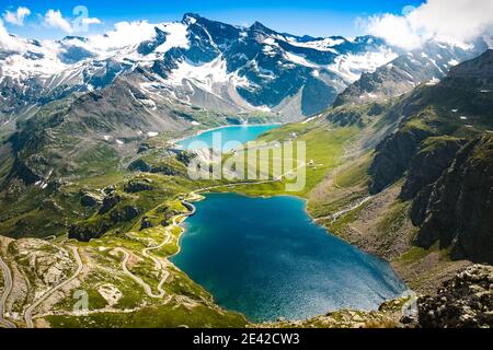 La perfection de la nature et les routes bendy dans le Gran Paradiso National Stationnement Banque D'Images