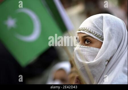Portrait d'une femme portant un voile de visage (ruband) tenue islamique traditionnelle. Peshawar, Pakistan. Banque D'Images