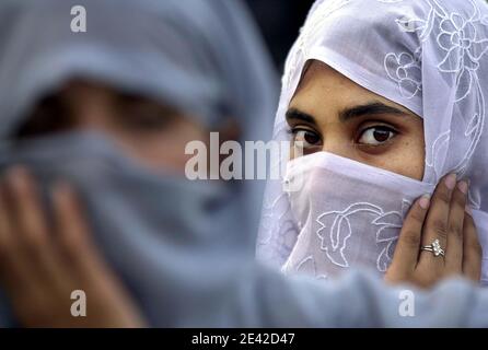 Portrait d'une femme portant un voile de visage (ruband) tenue islamique traditionnelle. Peshawar, Pakistan. Banque D'Images