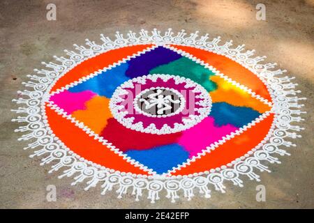 Le rangoli est une forme d'art en Inde dans laquelle des motifs sont créés sur le sol ou le sol en face de la maison en utilisant différentes couleurs pendant les festivals hindous. Banque D'Images