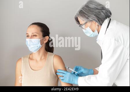 La jeune femme reçoit un vaccin contre le covid-19 Banque D'Images