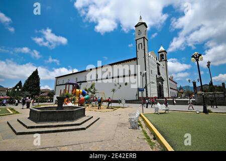 Vue panoramique sur le couvent de l'ex de style Renaissance de San Francisco de Asís sur la place principale (Zócalo) de Zacatlán de las manzanas au Mexique. Banque D'Images