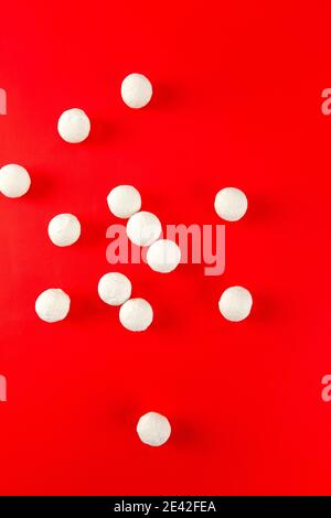 Vue de dessus des boules de riz gluant crues isolées sur un arrière-plan rouge Banque D'Images