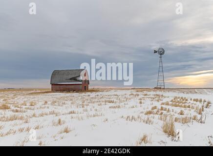 Ferme abandonnée dans la prairie près de Blackie, Alberta, Canada Banque D'Images