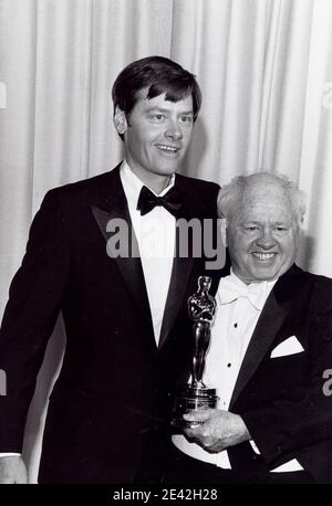 Mickey Rooney et son fils Tim Rooney après avoir reçu le « Prix honorifique de l'Académie » lors du 55e prix de l'Académie au pavillon Dorothy Chandler, Los Angeles, Californie. 11 avril 1983 crédit : Ralph Dominguez/MediaPunch Banque D'Images