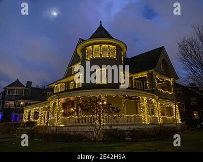 Maison victorienne pleine de lumières pour les fêtes de Noël dans le quartier de Ditmas Park à Brooklyn, New York. Banque D'Images