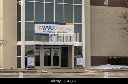 Morgantown, WV - 21 janvier 2021 : centre de vaccination WVU Medicine covid-19 dans le vieux centre commercial de Morgantown, Virginie occidentale Banque D'Images