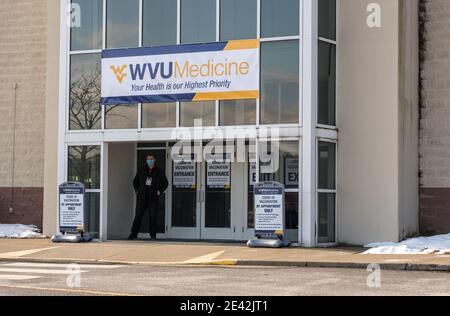 Morgantown, WV - 21 janvier 2021 : centre de vaccination WVU Medicine covid-19 dans le vieux centre commercial de Morgantown, Virginie occidentale Banque D'Images