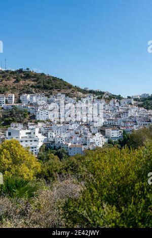 Village de montagne espagnol typique avec ses bâtiments blancs étroits dans Andalousie Banque D'Images