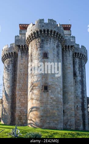 Château chrétien du village de Granadilla. Ville médiévale évacuée en 1965, connue pour être réhabilitée. Estrémadure, Espagne Banque D'Images