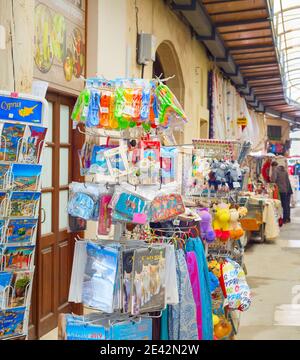 PAPHOS, CHYPRE - 16 FÉVRIER 2019 : aimants de cadeaux colorés, serviettes de cuisine sur des stands au marché de souvenirs dans le centre-ville touristique de Larnaca Banque D'Images