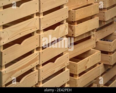 Vider les boîtes en bois ou les contenants pour fruits et légumes empilés en entrepôt Banque D'Images
