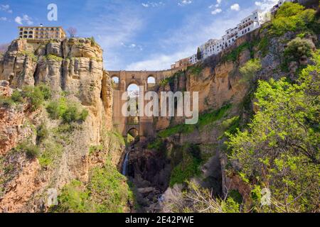 Vue panoramique du Tajo de Ronda avec le nouveau pont, à Ronda, Andalousie, Espagne Banque D'Images