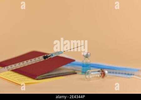 Concept pour les restrictions de voyage pour les personnes sans vaccin contre le virus corona avec seringue et certificat international de vaccination, passeport de voyage Banque D'Images