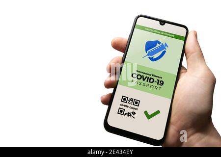 Smartphone présentant un passeport de vaccination numérique valide pour le COVID-19 dans la main de l'homme isolé sur fond blanc. Vaccination, immunité aux maladies pas Banque D'Images