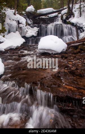 Wagner Falls dans une scène comme l'hiver mais pris en fait au printemps. Banque D'Images