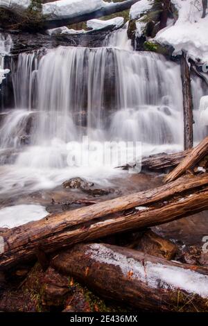 Wagner Falls dans une scène comme l'hiver mais pris en fait au printemps. Banque D'Images