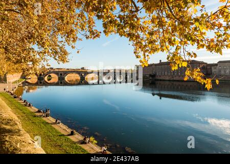 Magnifique Pont neuf et ses réflexions sur la Garonne en soirée à Toulouse, haute Garonne, Occitanie, France Banque D'Images