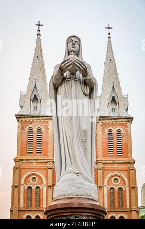 Statue à l'extérieur de la cathédrale notre-Dame, Ho Chi Minh-ville (Saigon), Vietnam Banque D'Images