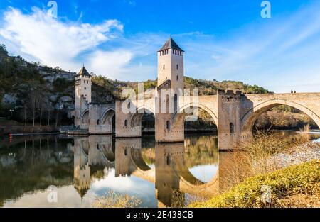 Le magnifique pont médiéval de Valentré au-dessus de la rivière Lot à Cahors, Occitanie, France Banque D'Images