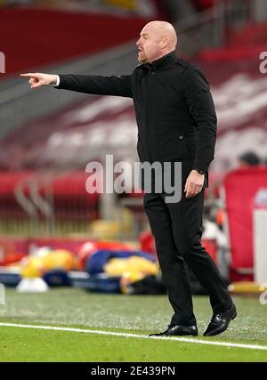 Sean Dyche, responsable de Burnley, donne des instructions à ses joueurs lors du match de la Premier League à Anfield, Liverpool. Date de la photo: Jeudi 21 janvier 2021. Banque D'Images