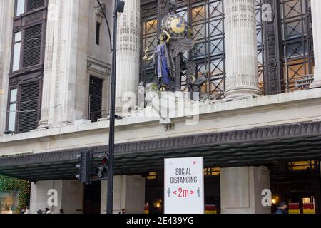 Signe de distance sociale à l'extérieur du grand magasin selfridges Londres Angleterre Royaume-Uni Banque D'Images