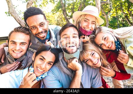 Amis multiraciaux prenant heureux selfie avec des masques ouverts après Réouverture de verrouillage - Nouveau concept d'amitié normale avec les jeunes amuse-toi bien Banque D'Images