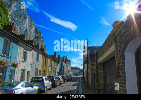 Vue sur E Cliff Street au pied des falaises.White Cliffs de Douvres, est la région de la côte anglaise face au détroit de Douvres et de France. 2016 Banque D'Images