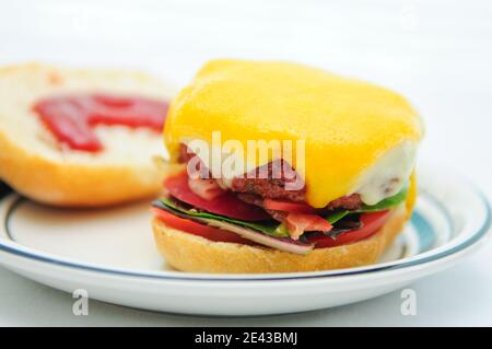glissière pour hamburger au fromage, ketchup et tomate Banque D'Images