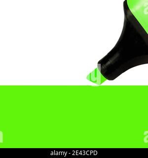 Lumineux électrique fluorescent néon vert feutre marqueur marqueur de pointe peinture grand fond d'OVNI, isolé vertical copier espace macro gros plan Banque D'Images