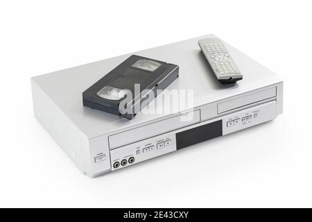 Ancienne cassette vidéo et lecteur de disque avec télécommande, sur blanc. Banque D'Images