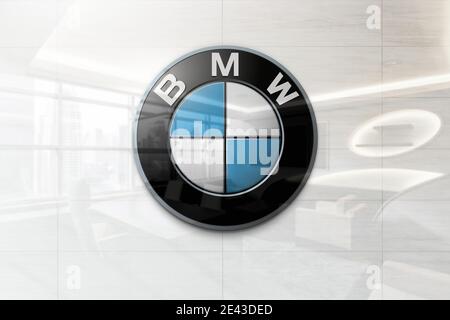 logo bmw sur mur brillant Banque D'Images