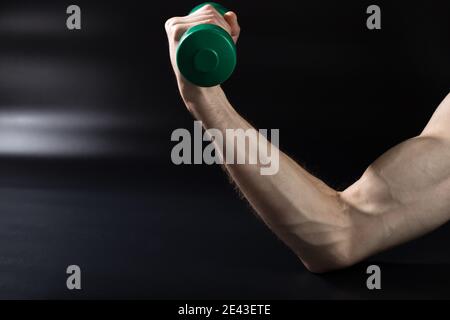 Homme Faible Soulever Un Poids Haltères Biceps Fitness Musculaire Nerd  Maleraising Un Haltère