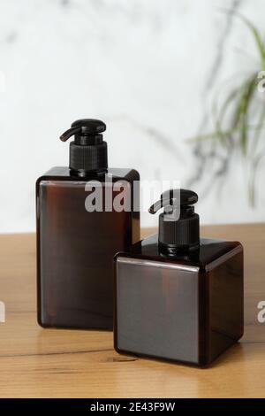 Jeu de bouteilles en verre ambré pour shampooing ou savon. Flacons de distribution à pompe, conception d'emballage cosmétique Banque D'Images