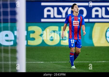 Eibar, Espagne. 21 janvier 2021. Yoshinori Muto de SD Eibar regarde pendant le match de la Liga entre SD Eibar et Atletico de Madrid joué au stade d'Ipurua. Crédit : ion Alcoba/Capturasport/Alay Live News Banque D'Images