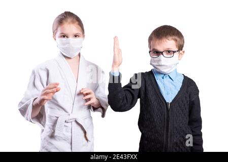 Une athlète de fille épouse un garçon d'école, portant des masques. Isolé sur fond blanc. Photo de haute qualité Banque D'Images