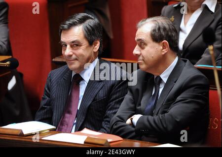 Le Premier ministre français François Fillon et le Premier ministre pour les relations avec le Parlement Roger Karoutchi assistent à une session hebdomadaire à l'Assemblée nationale à Paris, en France, le 31 mars 2009. Photo de Thierry Orban/ABACAPRESS.COM Banque D'Images