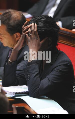 Rama Yade, ministre des Affaires étrangères et des droits de l'homme, assiste à une session hebdomadaire à l'Assemblée nationale à Paris, le 31 mars 2009. Photo de Thierry Orban/ABACAPRESS.COM Banque D'Images