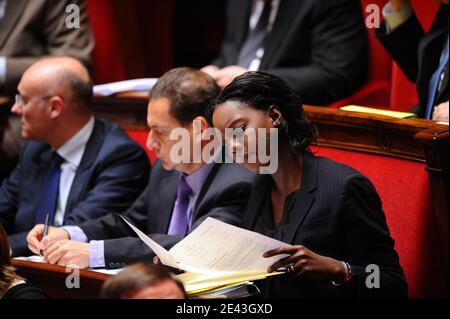 Rama Yade, ministre française des Affaires étrangères et des droits de l'homme, Eric Besson, ministre de l'Immigration, de l'intégration, de l'identité nationale et du développement de soutien, et Bernard Laporte, ministre français des Sports, de la Jeunesse et des associations, assistent à une séance hebdomadaire à l'Assemblée nationale à Paris, en France, le 31 mars 2009. Photo de Thierry Orban/ABACAPRESS.COM Banque D'Images