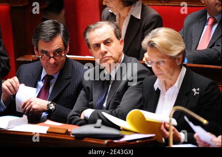 Le Premier ministre français François Fillon, le Premier ministre adjoint aux relations avec le Parlement Roger Karoutchi et la ministre de l'intérieur, de l'outre-mer, de la France et des collectivités locales Michele Alliot-Marie assistent à la session hebdomadaire de l'Assemblée nationale à Paris, en France, le 31 mars 2009. Photo de Thierry Orban/ABACAPRESS.COM Banque D'Images