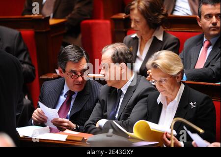 Le Premier ministre français François Fillon, le Premier ministre adjoint aux relations avec le Parlement Roger Karoutchi et le ministre de l'intérieur, de la France outre-mer et des collectivités locales Michele Alliot-Marie (derrière) le Premier ministre du Commerce extérieur Anne-Marie iDRAC et le Premier ministre adjoint de la France outre-mer Yves Jego assistent à une séance hebdomadaire à l'Assemblée nationale à Paris, France, le 31 mars 2009. Photo de Thierry Orban/ABACAPRESS.COM Banque D'Images