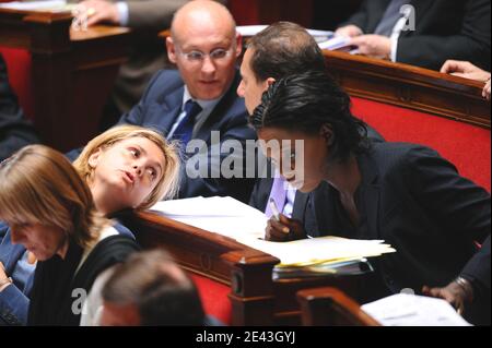 Valérie Pecresse, ministre française de l’enseignement supérieur et de la recherche, Rama Yade, ministre des Affaires étrangères et des droits de l’homme, Eric Besson, ministre de l’Immigration, de l’intégration, de l’identité nationale et du développement de soutien, et Bernard Laporte, ministre adjoint du Sport, de la Jeunesse et des associations, assistent à une session hebdomadaire à l’Assemblée nationale à Paris, en France, Le 31 mars 2009. Photo de Thierry Orban/ABACAPRESS.COM Banque D'Images