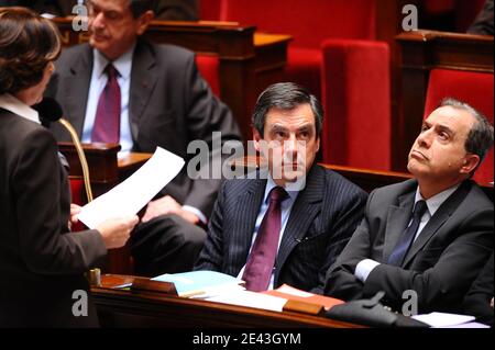 Le Premier ministre français François Fillon et le Premier ministre pour les relations avec le Parlement Roger Karoutchi assistent à une session hebdomadaire à l'Assemblée nationale à Paris, en France, le 31 mars 2009. Photo de Thierry Orban/ABACAPRESS.COM Banque D'Images