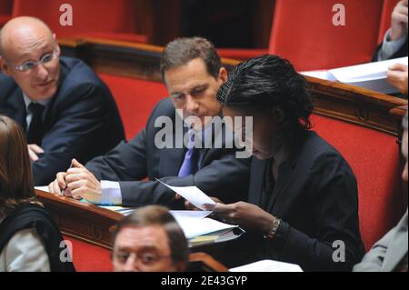 Rama Yade, ministre française des Affaires étrangères et des droits de l'homme, Eric Besson, ministre de l'Immigration, de l'intégration, de l'identité nationale et du développement de soutien, et Bernard Laporte, ministre français des Sports, de la Jeunesse et des associations, assistent à une séance hebdomadaire à l'Assemblée nationale à Paris, en France, le 31 mars 2009. Photo de Thierry Orban/ABACAPRESS.COM Banque D'Images